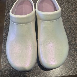 Dansko Kane iridescent pearl white lightweight clog size 42 in EUC.